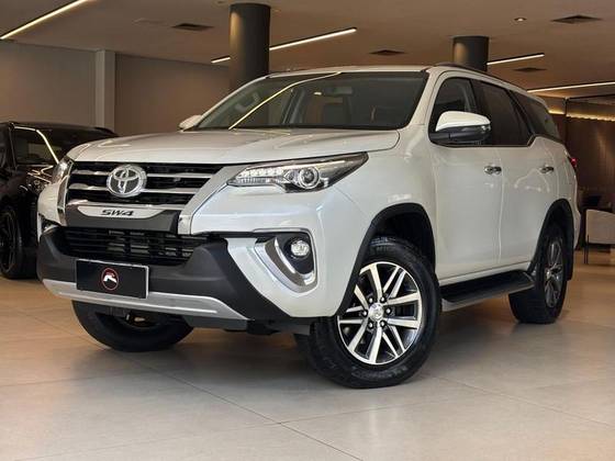 TOYOTA HILUX SW4 2.8 SRX 4X4 7 LUGARES 16V TURBO INTERCOOLER DIESEL 4P AUTOMÁTICO
