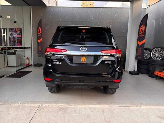 TOYOTA-HILUX SW4-2.8 SRX 4X4 7 LUGARES 16V TURBO INTERCOOLER DIESEL 4P AUTOMÁTICO TOYOTA-HILUX SW4-2016
