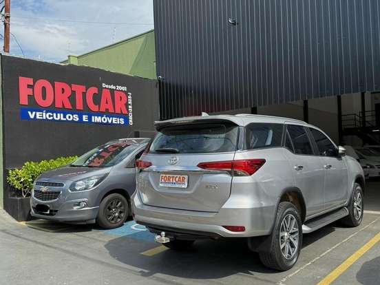 TOYOTA-HILUX SW4-2.8 SRX 4X4 7 LUGARES 16V TURBO INTERCOOLER DIESEL 4P AUTOMÁTICO TOYOTA-HILUX SW4-2018