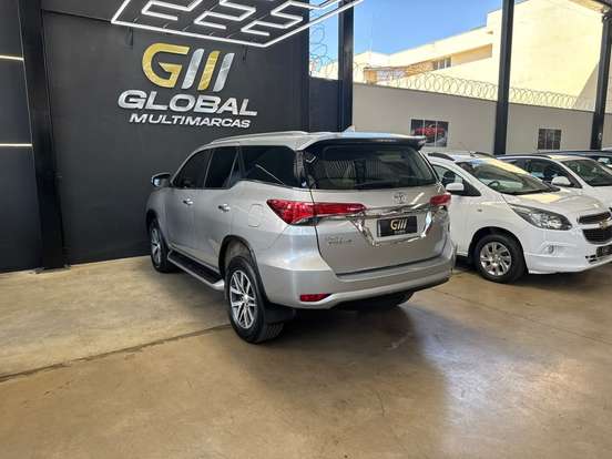 TOYOTA-HILUX SW4-2.8 SRX 4X4 7 LUGARES 16V TURBO INTERCOOLER DIESEL 4P AUTOMÁTICO TOYOTA-HILUX SW4-2018