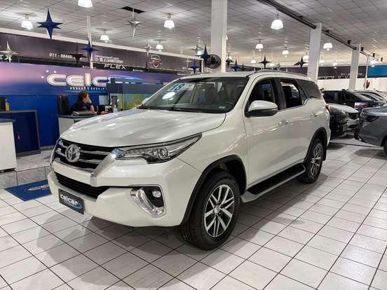TOYOTA-HILUX SW4-2.8 SRX 4X4 7 LUGARES 16V TURBO INTERCOOLER DIESEL 4P AUTOMÁTICO TOYOTA-HILUX SW4-2018