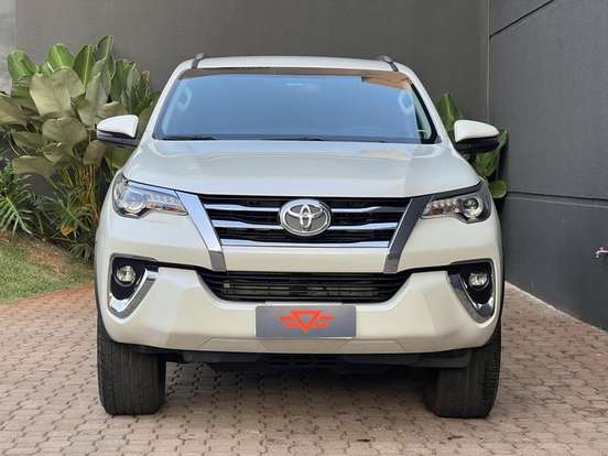 TOYOTA-HILUX SW4-2.8 SRX 4X4 7 LUGARES 16V TURBO INTERCOOLER DIESEL 4P AUTOMÁTICO TOYOTA-HILUX SW4-2019