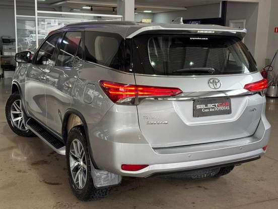 TOYOTA-HILUX SW4-2.8 SRX 4X4 7 LUGARES 16V TURBO INTERCOOLER DIESEL 4P AUTOMÁTICO TOYOTA-HILUX SW4-2019