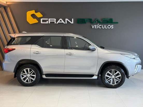 TOYOTA-HILUX SW4-2.8 SRX 4X4 7 LUGARES 16V TURBO INTERCOOLER DIESEL 4P AUTOMÁTICO TOYOTA-HILUX SW4-2019