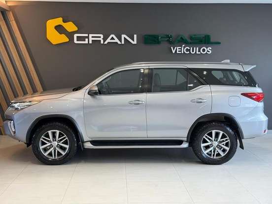 TOYOTA-HILUX SW4-2.8 SRX 4X4 7 LUGARES 16V TURBO INTERCOOLER DIESEL 4P AUTOMÁTICO TOYOTA-HILUX SW4-2019