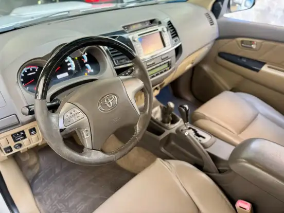TOYOTA-HILUX SW4-2011