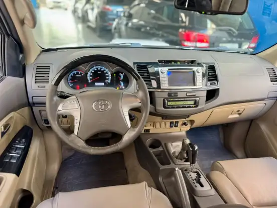 TOYOTA-HILUX SW4-2011