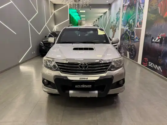 TOYOTA-HILUX SW4-3.0 SRV 4X4 7 LUGARES 16V TURBO INTERCOOLER DIESEL 4P AUTOMÁTICO TOYOTA-HILUX SW4-2013