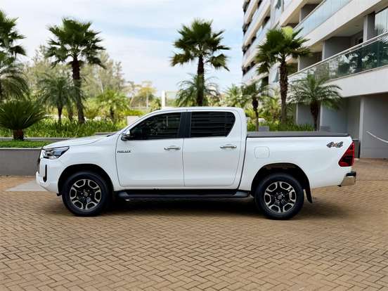 TOYOTA-HILUX-2.8 D-4D TURBO DIESEL CD SRX 4X4 AUTOMÁTICO TOYOTA-HILUX-2024
