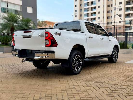 TOYOTA-HILUX-2.8 D-4D TURBO DIESEL CD SRX 4X4 AUTOMÁTICO TOYOTA-HILUX-2024