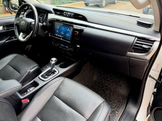 TOYOTA-HILUX-2.8 D-4D TURBO DIESEL CD SRX 4X4 AUTOMÁTICO TOYOTA-HILUX-2024