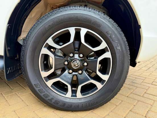 TOYOTA-HILUX-2.8 D-4D TURBO DIESEL CD SRX 4X4 AUTOMÁTICO TOYOTA-HILUX-2024