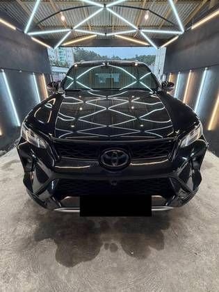 TOYOTA HILUX SW4 2.8 D-4D TURBO DIESEL DIAMOND 7L 4X4 AUTOMÁTICO