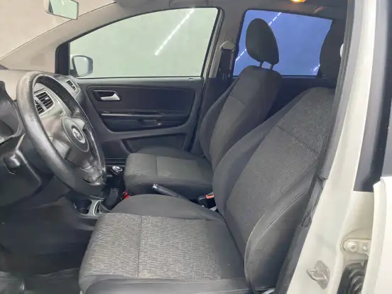VOLKSWAGEN-FOX-2014