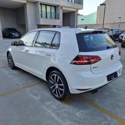 VOLKSWAGEN-GOLF-2015