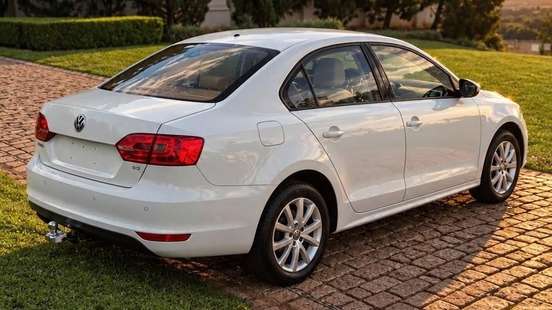 VOLKSWAGEN-JETTA-2012