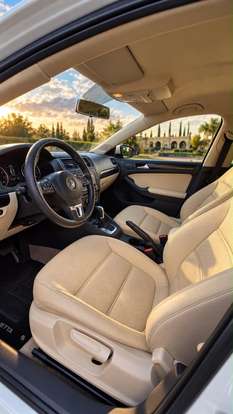 VOLKSWAGEN-JETTA-2012