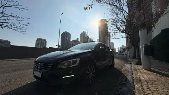VOLVO S60 2.0 T5 MOMENTUM 16V TURBO GASOLINA 4P AUTOMÁTICO