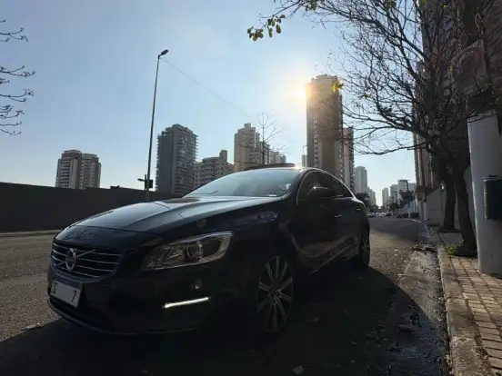 VOLVO-S60-2.0 T5 MOMENTUM 16V TURBO GASOLINA 4P AUTOMÁTICO VOLVO-S60-2015