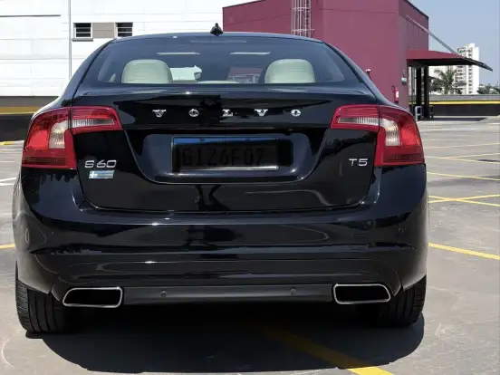 VOLVO-S60-2.0 T5 MOMENTUM 16V TURBO GASOLINA 4P AUTOMÁTICO VOLVO-S60-2015