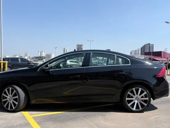 VOLVO-S60-2.0 T5 MOMENTUM 16V TURBO GASOLINA 4P AUTOMÁTICO VOLVO-S60-2015