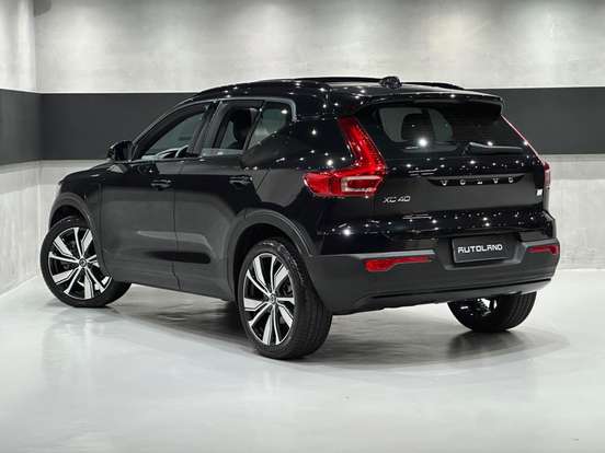 VOLVO-XC40-2021