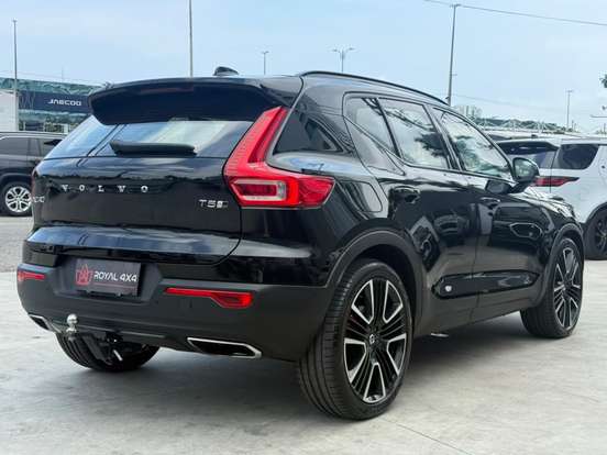 VOLVO-XC40-2019