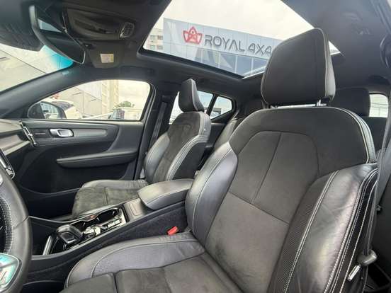 VOLVO-XC40-2019