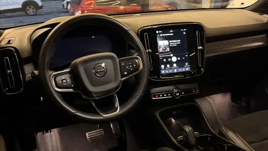 VOLVO-XC40-2021