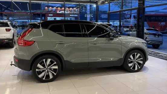 VOLVO-XC40-2021