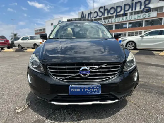 VOLVO XC60 2.4 D5 MOMENTUM DIESEL AWD 4P AUTOMÁTICO