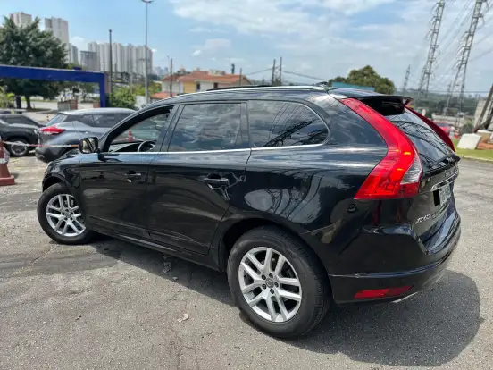 VOLVO-XC60-2017