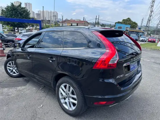 VOLVO-XC60-2017