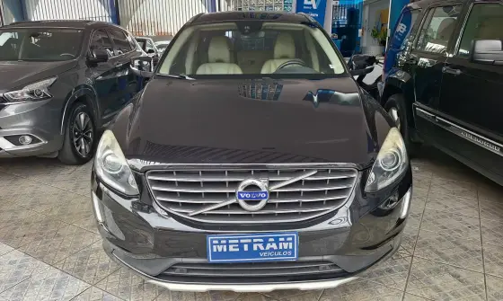 VOLVO XC60 2.4 D5 MOMENTUM DIESEL AWD 4P AUTOMÁTICO