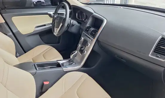 VOLVO-XC60-2017