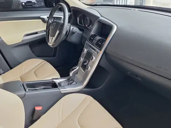 VOLVO-XC60-2.4 D5 MOMENTUM DIESEL AWD 4P AUTOMÁTICO VOLVO-XC60-2017