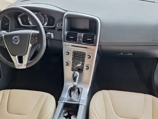 VOLVO-XC60-2.4 D5 MOMENTUM DIESEL AWD 4P AUTOMÁTICO VOLVO-XC60-2017