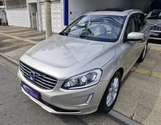 VOLVO XC60 2.4 D5 MOMENTUM DIESEL AWD 4P AUTOMÁTICO