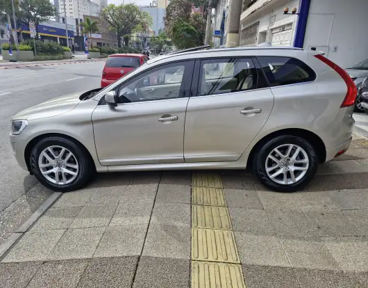 VOLVO-XC60-2017