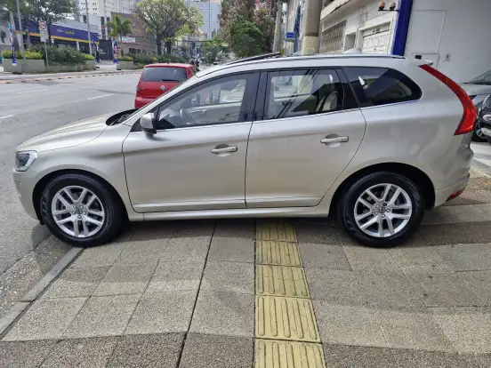 VOLVO-XC60-2.4 D5 MOMENTUM DIESEL AWD 4P AUTOMÁTICO VOLVO-XC60-2017