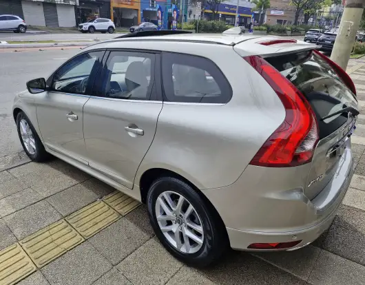 VOLVO-XC60-2017