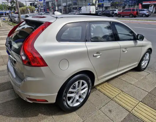 VOLVO-XC60-2017
