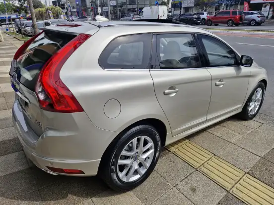 VOLVO-XC60-2.4 D5 MOMENTUM DIESEL AWD 4P AUTOMÁTICO VOLVO-XC60-2017