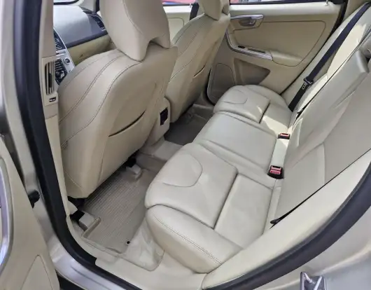 VOLVO-XC60-2017