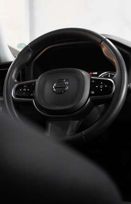 VOLVO-XC60-2018