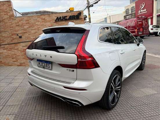 VOLVO-XC60-2017