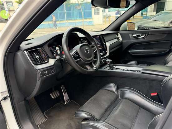 VOLVO-XC60-2017