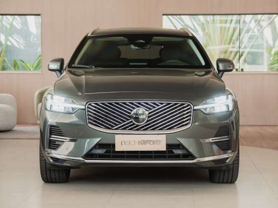 VOLVO-XC60-2025