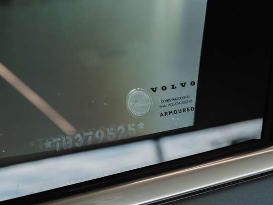 VOLVO-XC60-2025