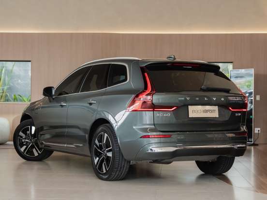 VOLVO-XC60-2025